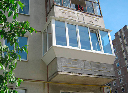 Остекление балконов с выносом в хрущевке